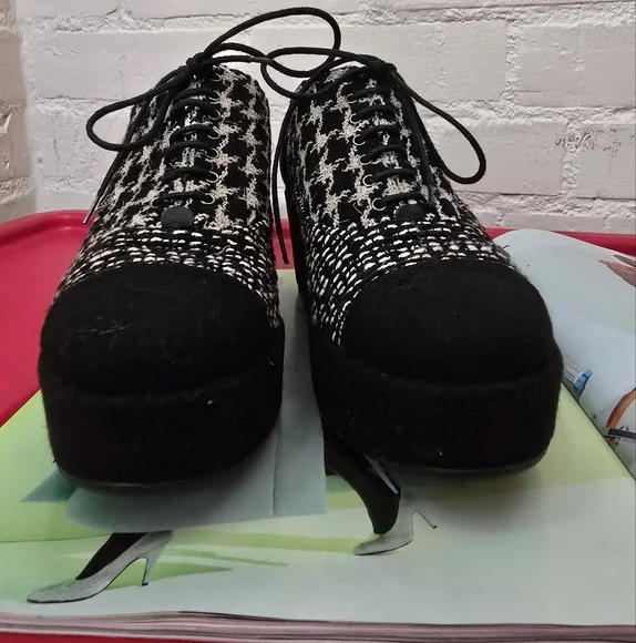 SOLD 💔 Chanel Tweed Lace Up Platform Oxford Shoes - Picture 5 of 17